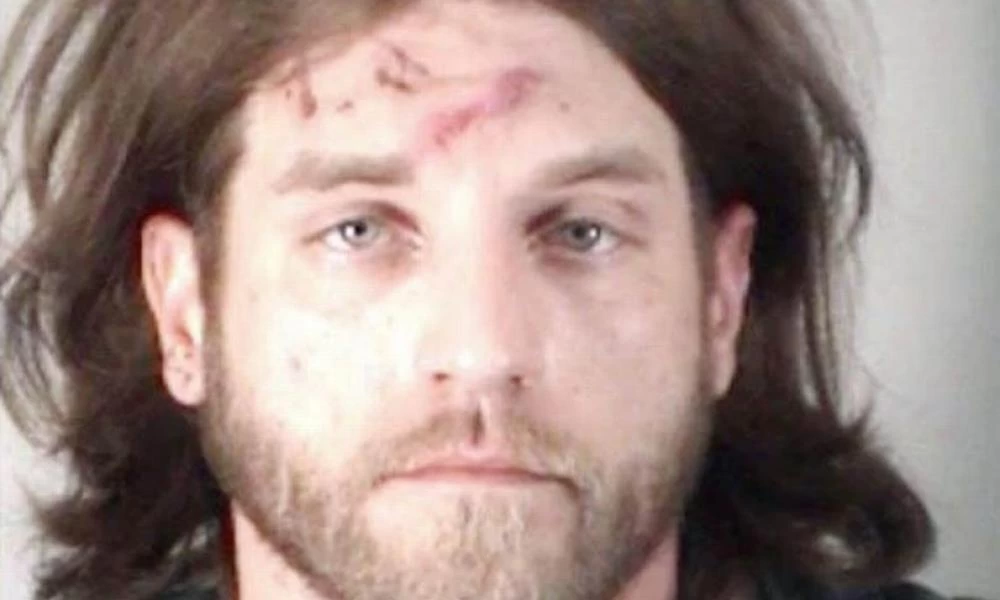 Έσφαξε τον παππού του και παρέδωσε στις αρχές τα κομμένα του αυτιά